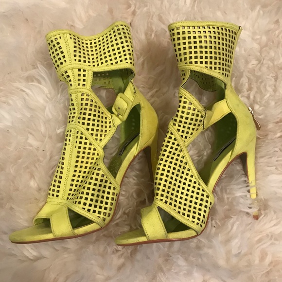 ❣️ SALE ❣️ YELLOW GREEN 💛💚 CUTOUT HEELS - Picture 1 of 4